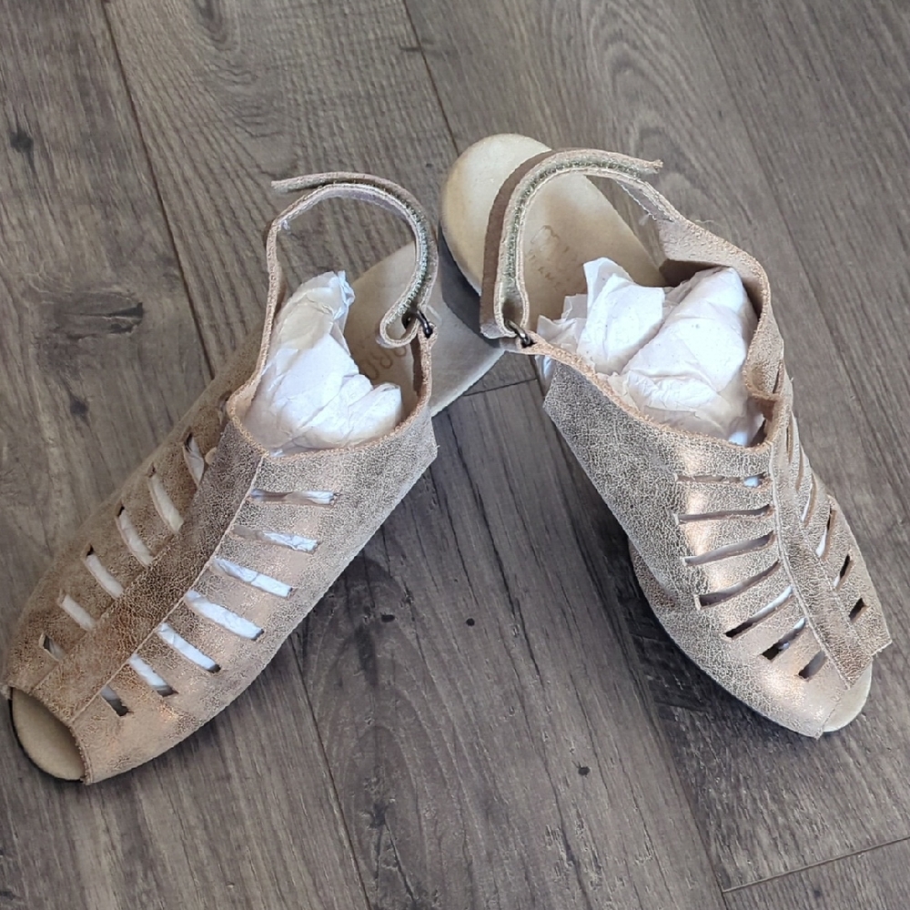 Munro Beige Sandals Pic 5 Is To Show Print Only No Flaw Camera Glare Only 3"Heel